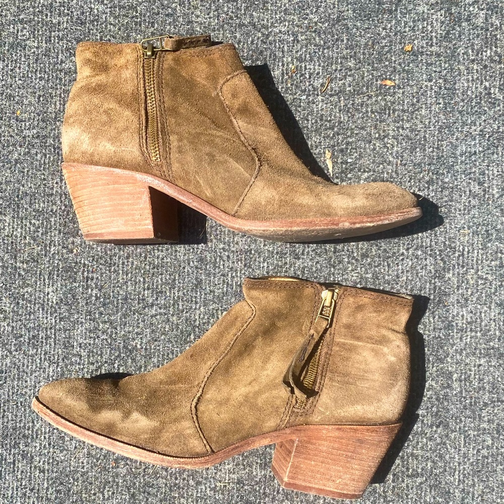 Madewell Janice Boots in Olive Suede